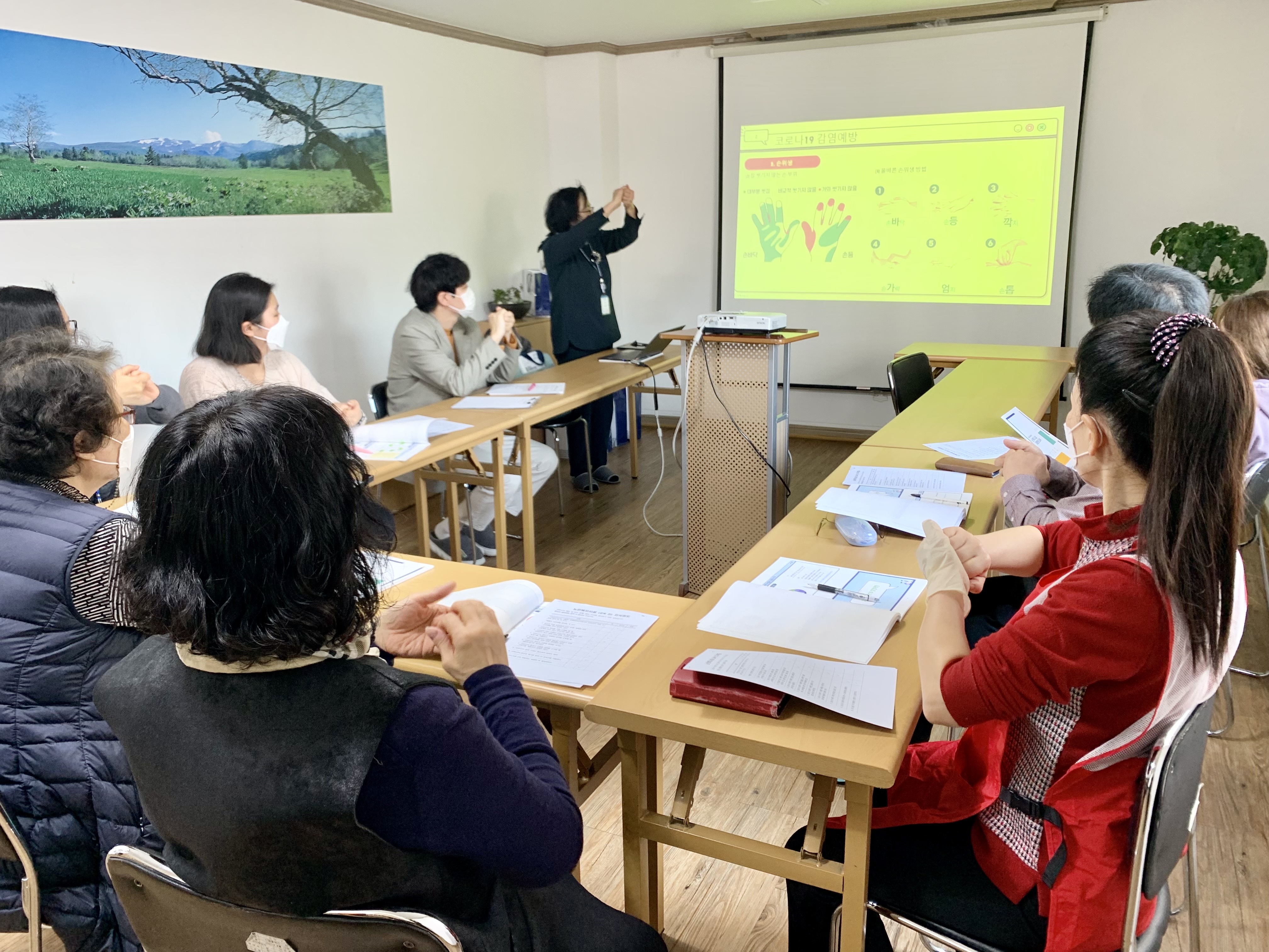 활동사진 - [노인복지시설] 코로나19 감염예방 및 대응 교육 | 감염병관리지원단